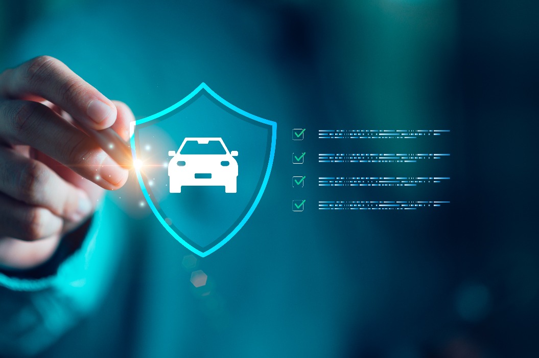 Ein Finanzberater, der über eine virtuelle Schnittstelle eine Checkliste für Kfz-Versicherungen durchgeht – als Symbol für Risikobewertung, Compliance, modernen Kfz-Versicherungsservice, Kundenvertrauen und finanzielle Sicherheit